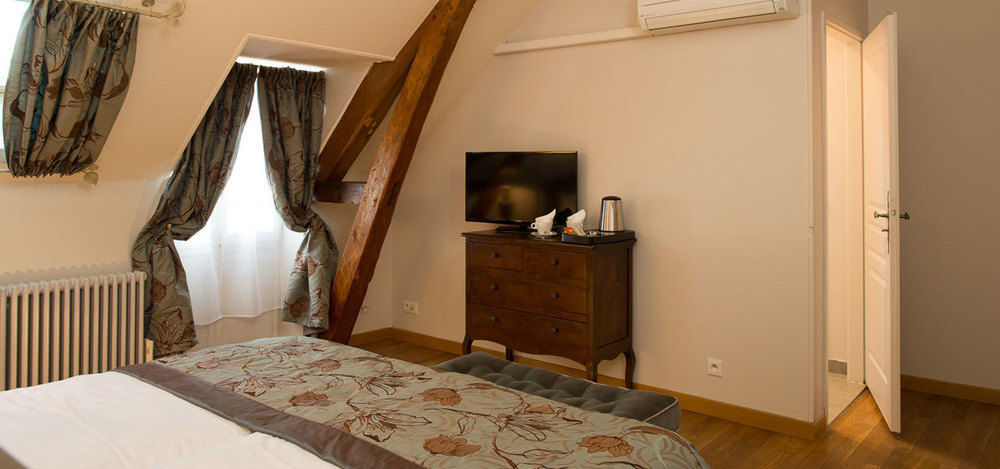 Aux Charmes De Maintenon Exterior photo