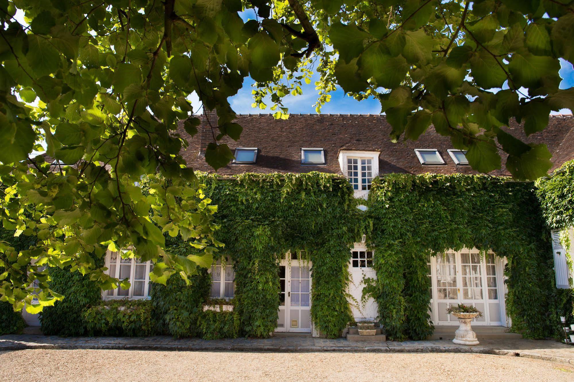 Aux Charmes De Maintenon Exterior photo