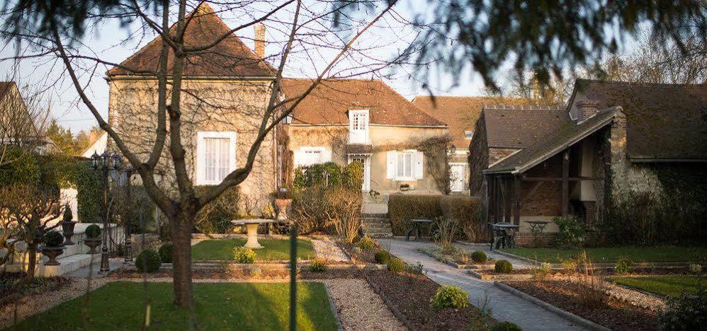 Aux Charmes De Maintenon Exterior photo