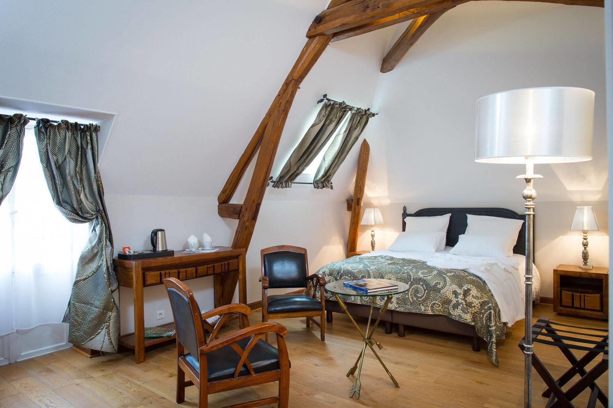 Aux Charmes De Maintenon Exterior photo